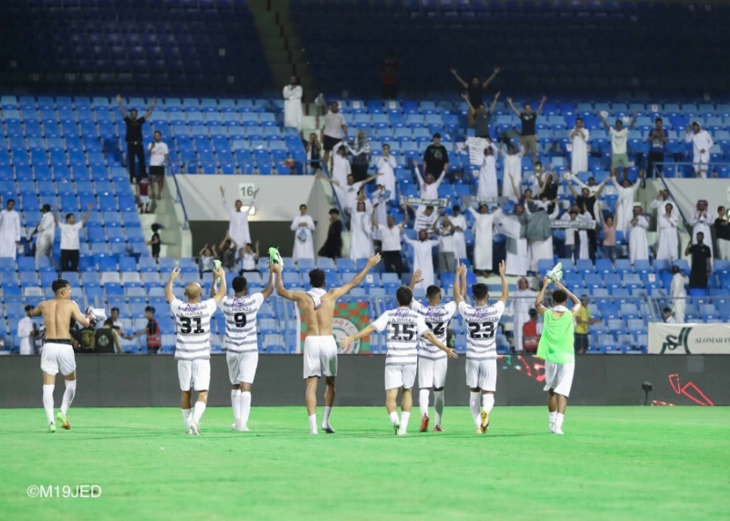 فرحة لاعبي الطائي مع جماهيرهم