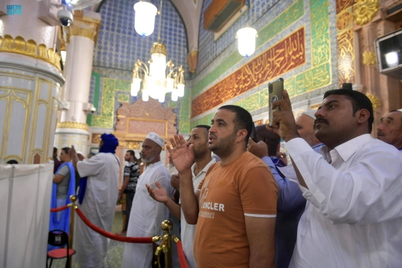 متعمرون يزورون الروضة الشريفة (مكة)