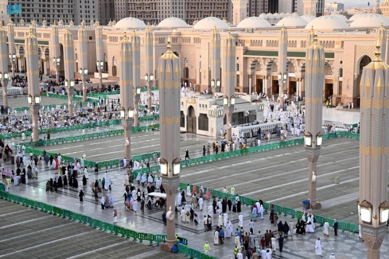 معتمرون في أروقة المسجد النبوي (مكة)
