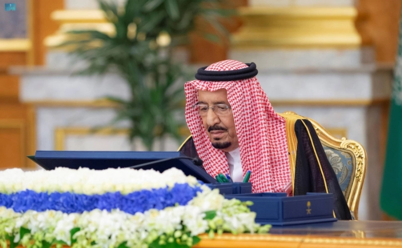 الملك سلمان مترئسا جلسة مجلس الوزراء أمس (واس)