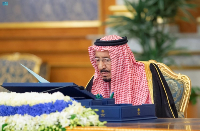 خادم الحرمين خلال ترؤسه جلسة مجلس الوزراء أمس (واس)