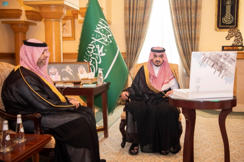 بدر بن سلطان خلال استقباله عمر حريري (مكة)