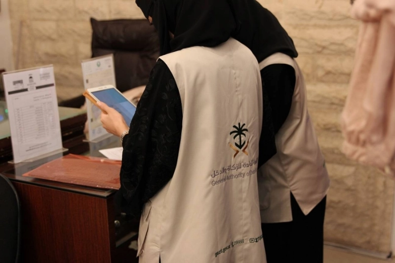 مفتشات أثناء التأكد من الالتزام بالضريبة في محلات المستلزمات النسائية