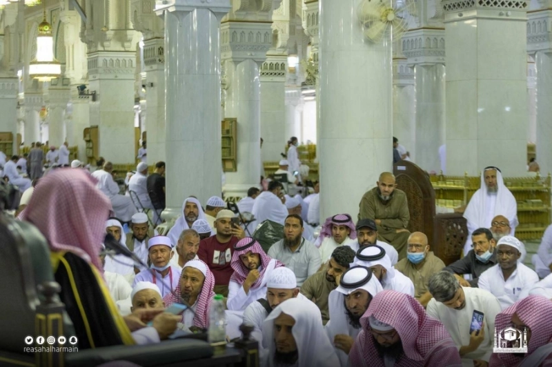 أحد الدروس العلمية داخل المسجد الحرام