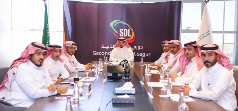 المسحل يجتمع مع ممثلي أندية دوري الدرجة الثانية