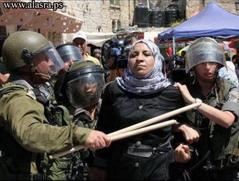 أسيرة فلسطينية تتعرض للقمع (مكة)