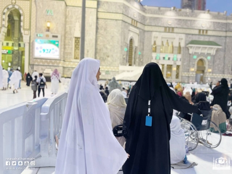 إحدى موظفات إدارة الساحات تؤدي عملها (مكة)