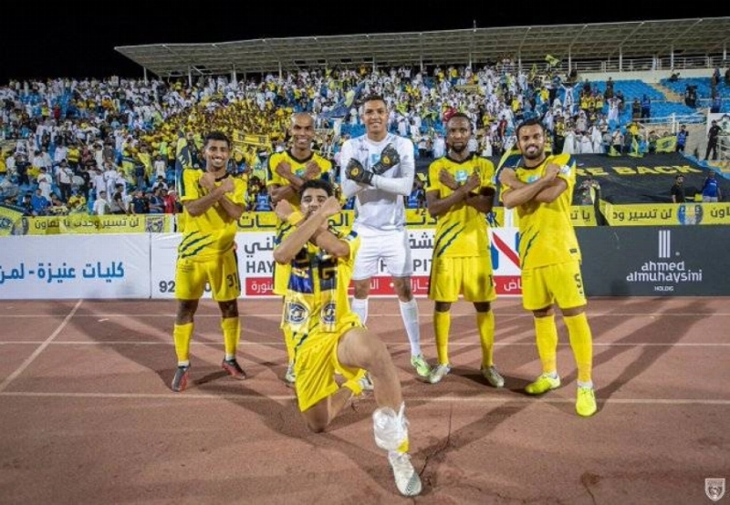 فرحة لاعبي التعاون بعد الفوز على النصر