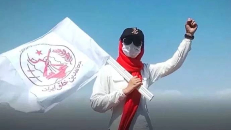 إيرانية معارضة ترفع شعار مجاهدي خلق (مكة)