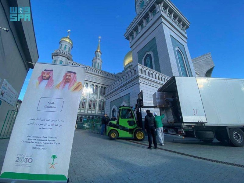 صور خادم الحرمين الشريفين وولي العهد بالمركز الإسلامي