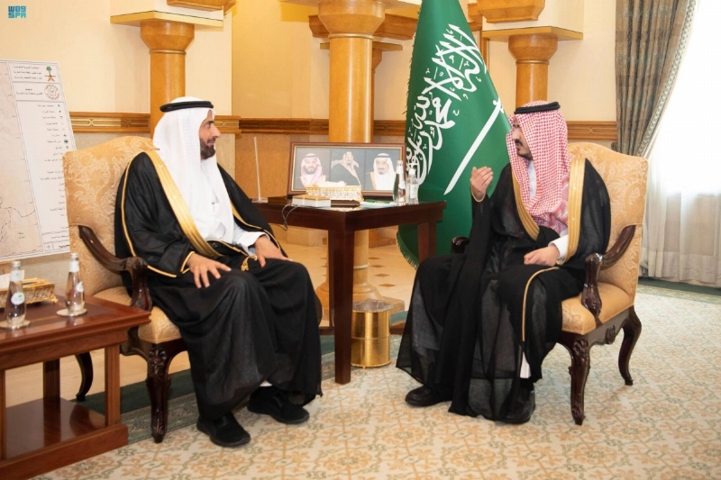 بدر بن سلطان خلال استقباله توفيق الربيعة (مكة)