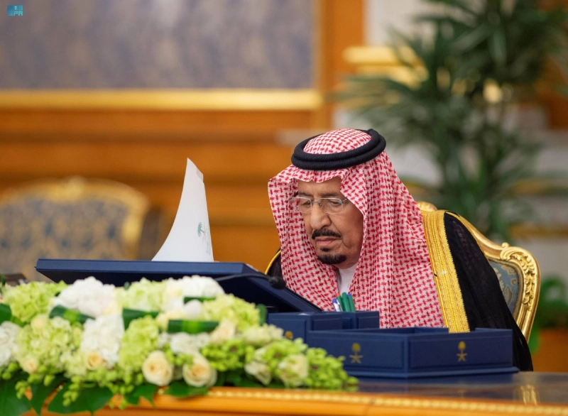 خادم الحرمين خلال ترؤسه جلسة مجلس الوزراء أمس (واس)