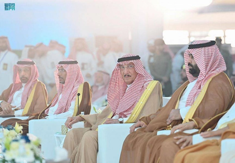 أمير جازان يتوسط حضور الحفل