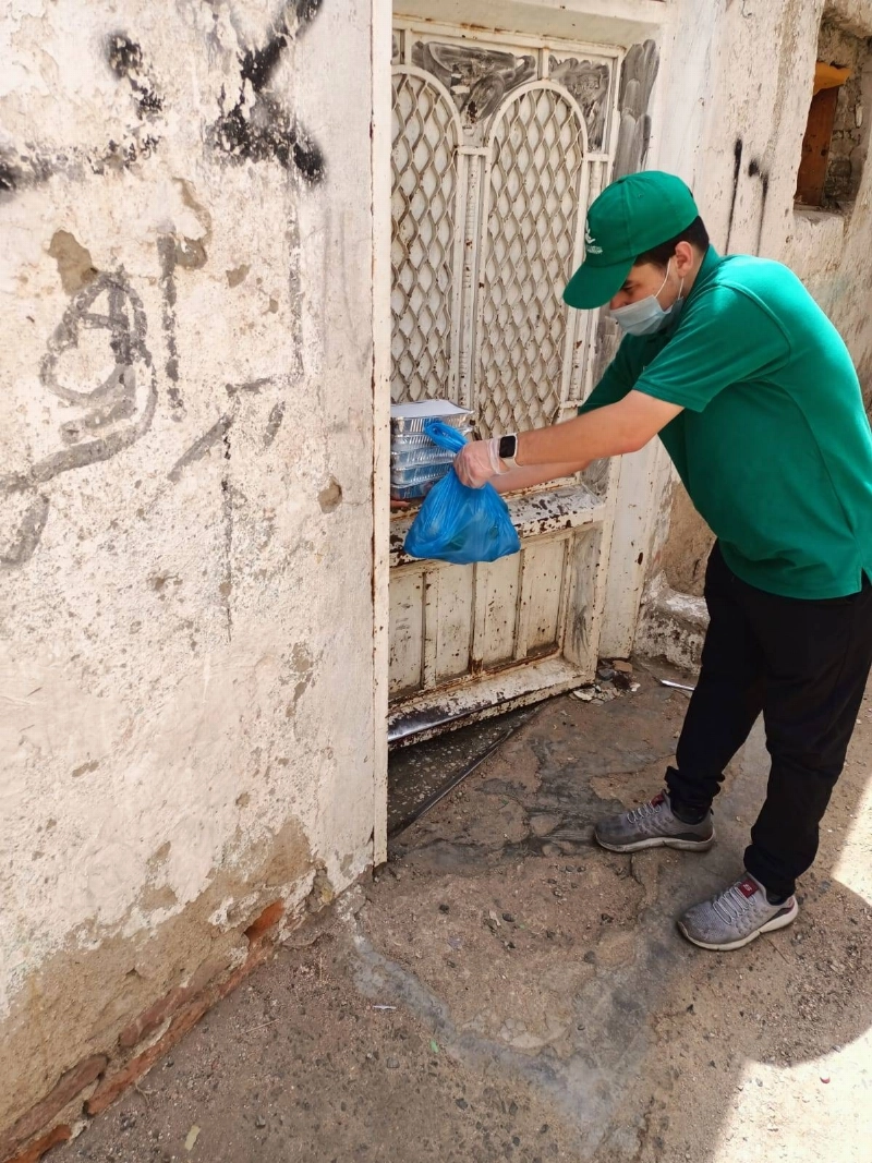 من توزيع فائض الطعام