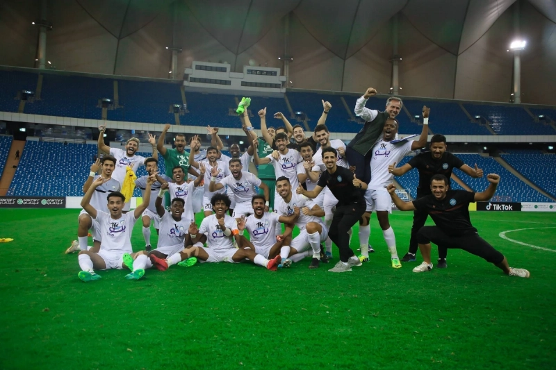 فرحة لاعبي الأخدود بالفوز على الرياض