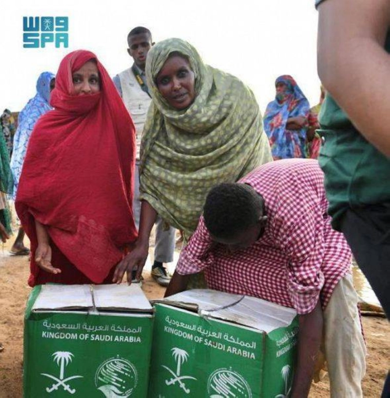 أسرة سودانية تتسلم السلال