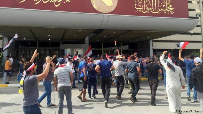 عراقيون يحتجون أمام البرلمان (مكة)