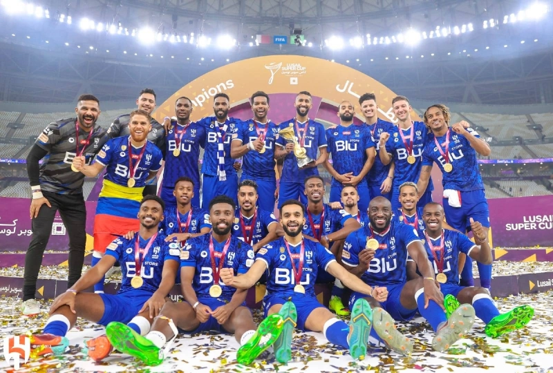لاعبو الهلال بعد تحقيق كأس سوبر لوسيل