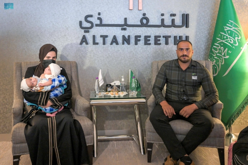 التوأم السيامي العراقي برفقة والديهما لدى الوصول أمس للرياض (واس)