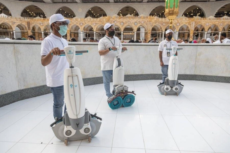 بمنظومة عمل ينفذها 4000 عامل وعاملة على مدار الساعة، تكثف الرئاسة العامة لشؤون المسجد الحرام والمسجد النبوي أعمال تعقيم وتطهير المسجد الحرام وسطحه وساحاته ومرافقه، وتهيئته للزوار والمصلين 10 مرات يوميا.