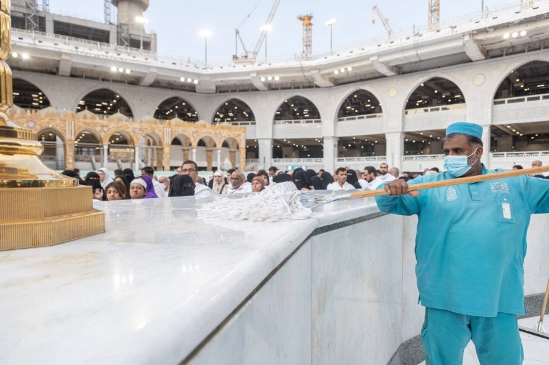 بمنظومة عمل ينفذها 4000 عامل وعاملة على مدار الساعة، تكثف الرئاسة العامة لشؤون المسجد الحرام والمسجد النبوي أعمال تعقيم وتطهير المسجد الحرام وسطحه وساحاته ومرافقه، وتهيئته للزوار والمصلين 10 مرات يوميا.