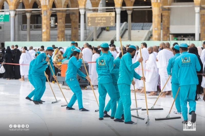 بمنظومة عمل ينفذها 4000 عامل وعاملة على مدار الساعة، تكثف الرئاسة العامة لشؤون المسجد الحرام والمسجد النبوي أعمال تعقيم وتطهير المسجد الحرام وسطحه وساحاته ومرافقه، وتهيئته للزوار والمصلين 10 مرات يوميا.