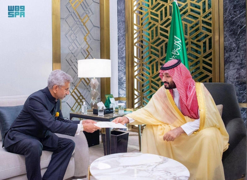 الأمير محمد بن سلمان خلال تسلمه الرسالة (واس)