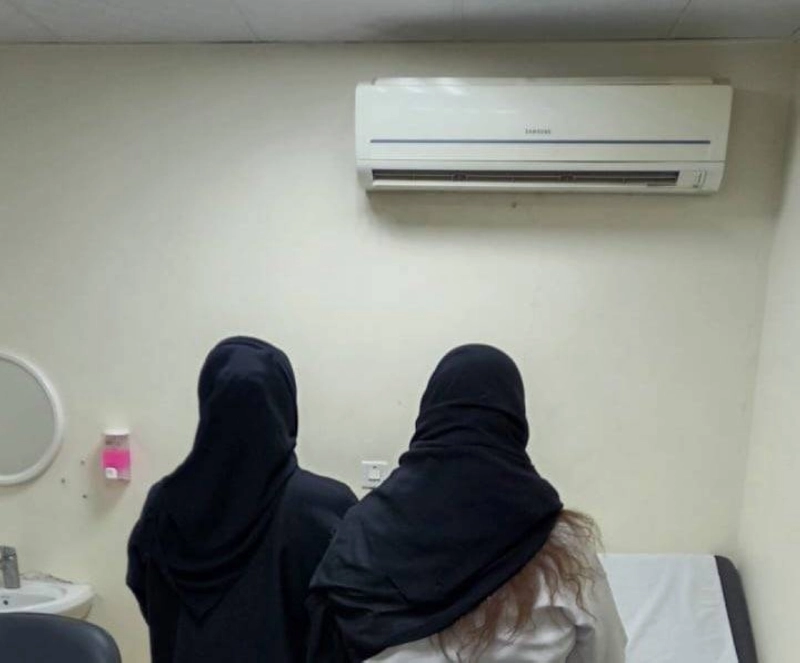 الطبيبة والممرضة بعد القبض عليهما (مكة)