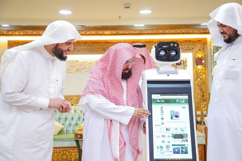 السديس خلال تدشين الروبوت (مكة)