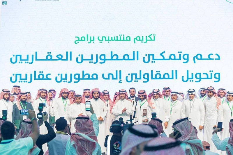 الحقيل يتوسط المكرمين