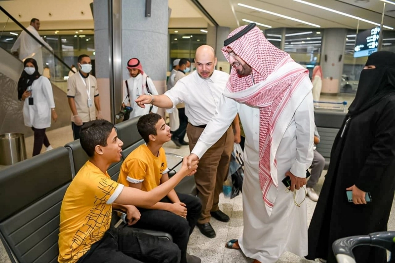 أحد مسؤولي الوزارة يصافح الطلاب (مكة)