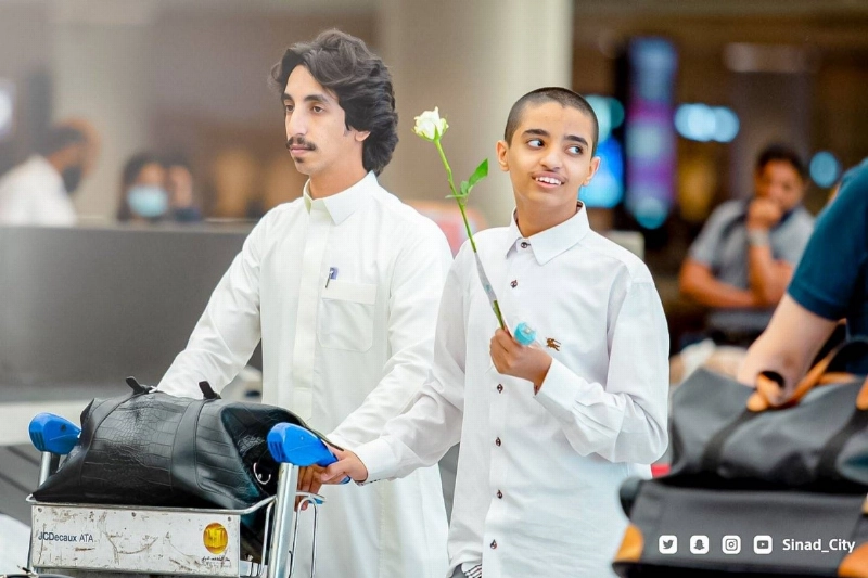 وصول الطلاب للمطار قبل توجههم لمدينة سناد (مكة)