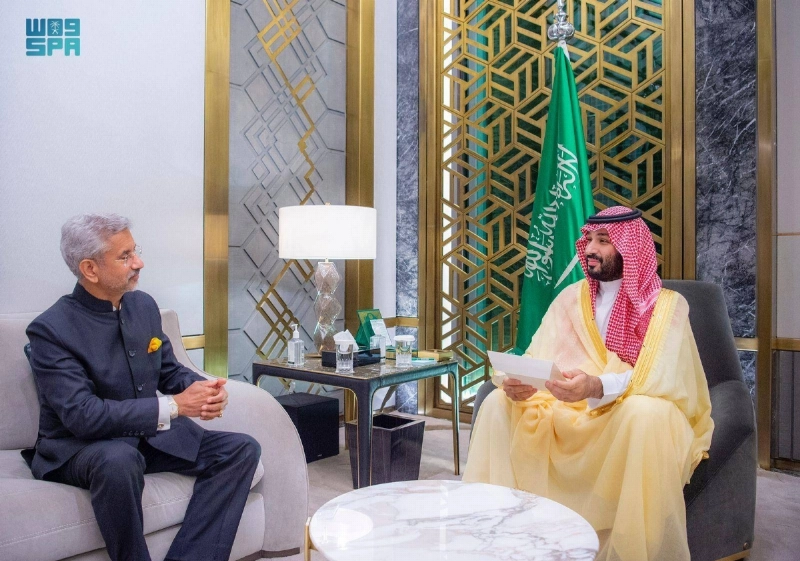 الأمير محمد بن سلمان خلال تسلمه الرسالة (واس)