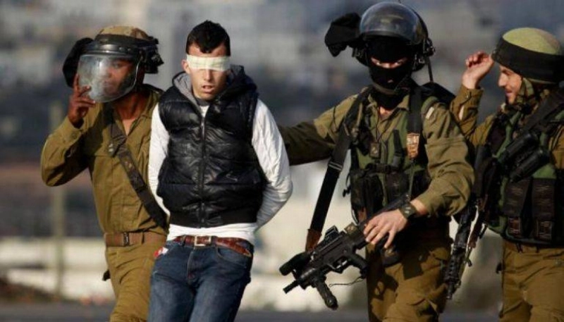 عناصر إسرائيلية تعتقل فلسطينيا (مكة)