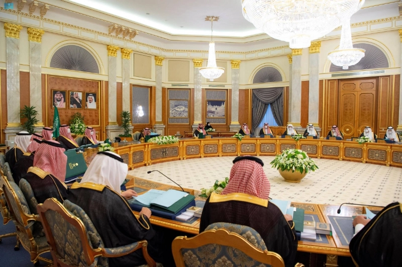 خادم الحرمين خلال ترؤسه جلسة مجلس الوزراء أمس (واس)
