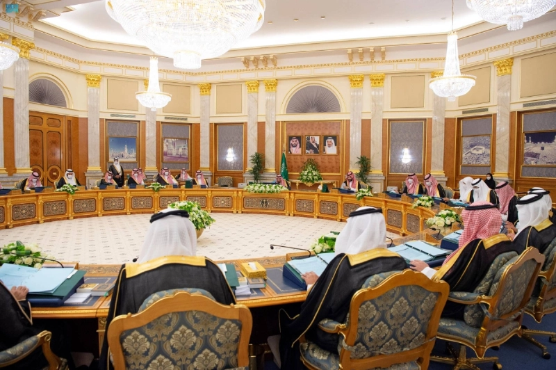 خادم الحرمين خلال ترؤسه جلسة مجلس الوزراء أمس