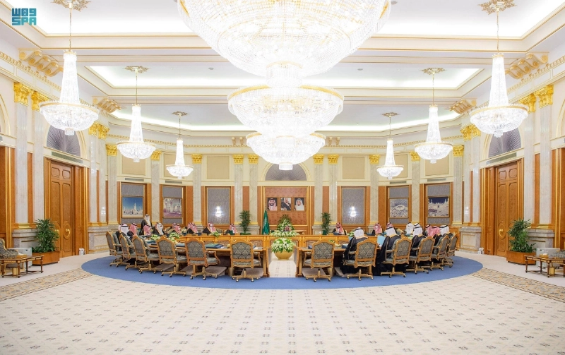 خادم الحرمين خلال ترؤسه جلسة مجلس الوزراء أمس