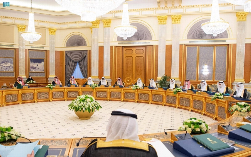 خادم الحرمين خلال ترؤسه جلسة مجلس الوزراء أمس