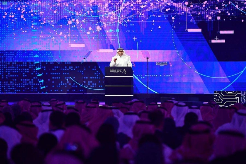 الغامدي متحدثا في القمة العالمية للذكاء الاصطناعي