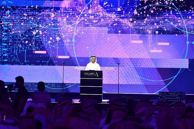 الناصر متحدثا في القمة العالمية للذكاء الاصطناعي