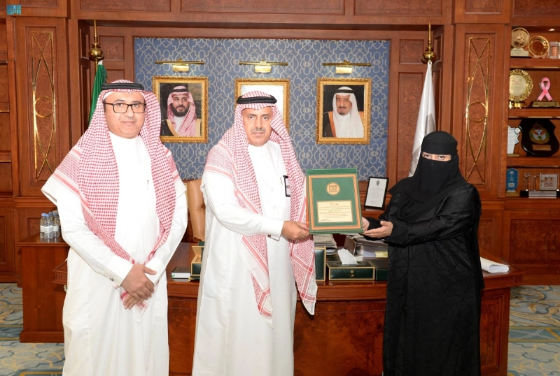 من تكريم الطالبة المبتكرة (مكة)