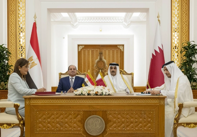 أمير قطر والرئيس المصري يشهدان توقيع إحدى الاتفاقيات (د ب أ)