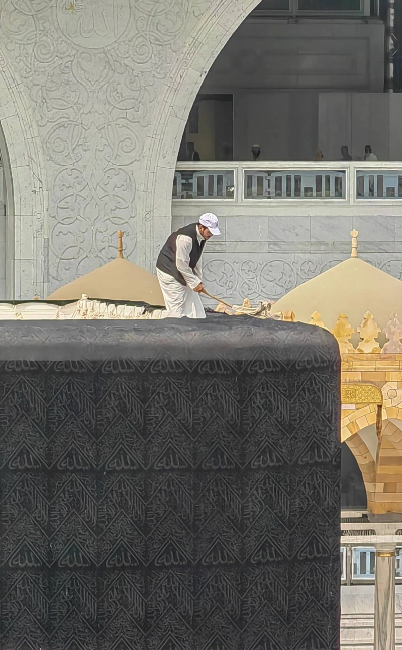 من أعمال صيانة كسوة الكعبة المشرفة (أنس الحارثي)