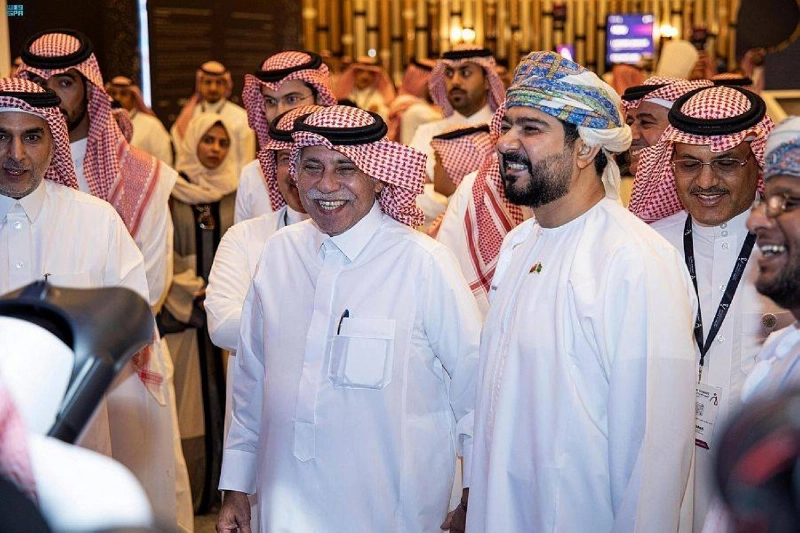 القصبي وضيفه خلال جولة بالمعرض