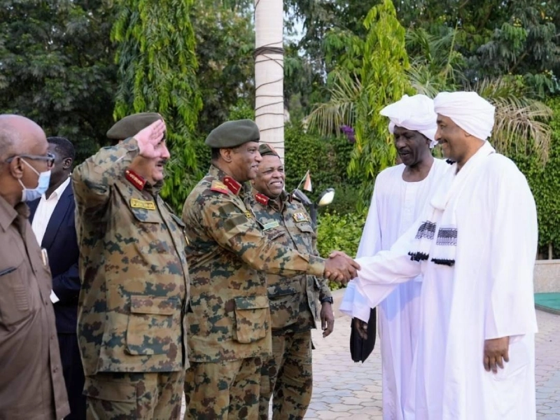 البرهان يلتقي بقيادات في القوات المسلحة (مكة)