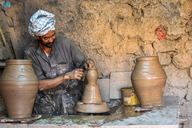 جانب من صناعة الفخار (واس)