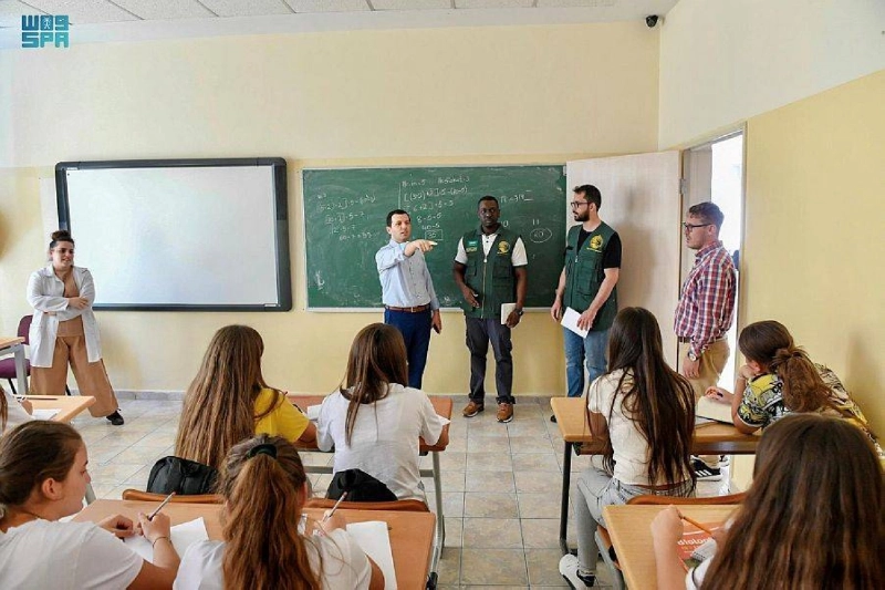 فريق مركز الملك سلمان للإغاثة يتفقد طلابا أيتاما بألبانيا (واس)