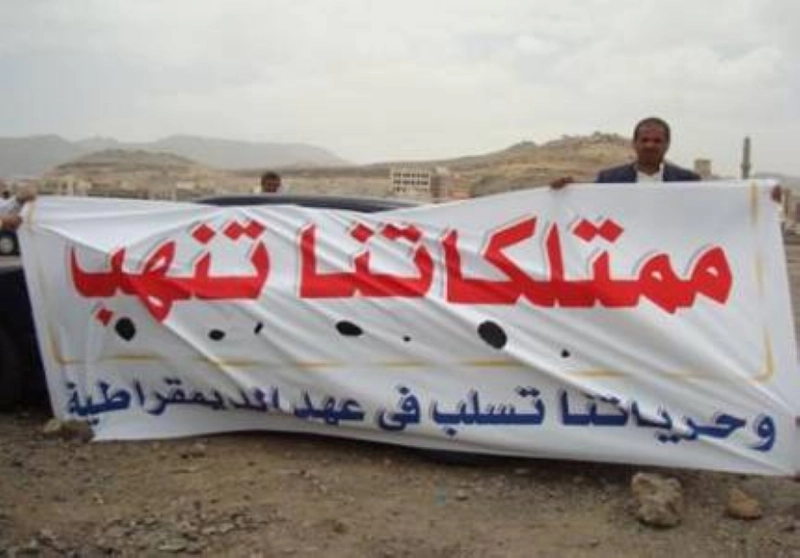 أحد أبناء الحديدة يحتج على نهب أرضه (مكة)