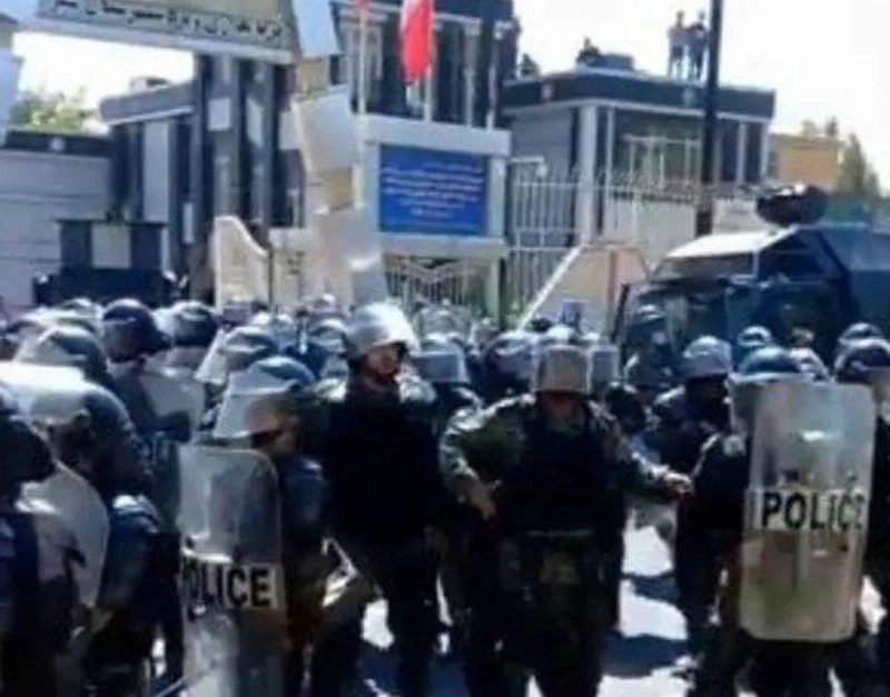 قوات الأمن الإيرانية في جنازة مهسا أميني