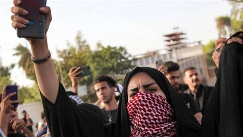 إيرانية تحتج في جنازة مهسا أميني (مكة)